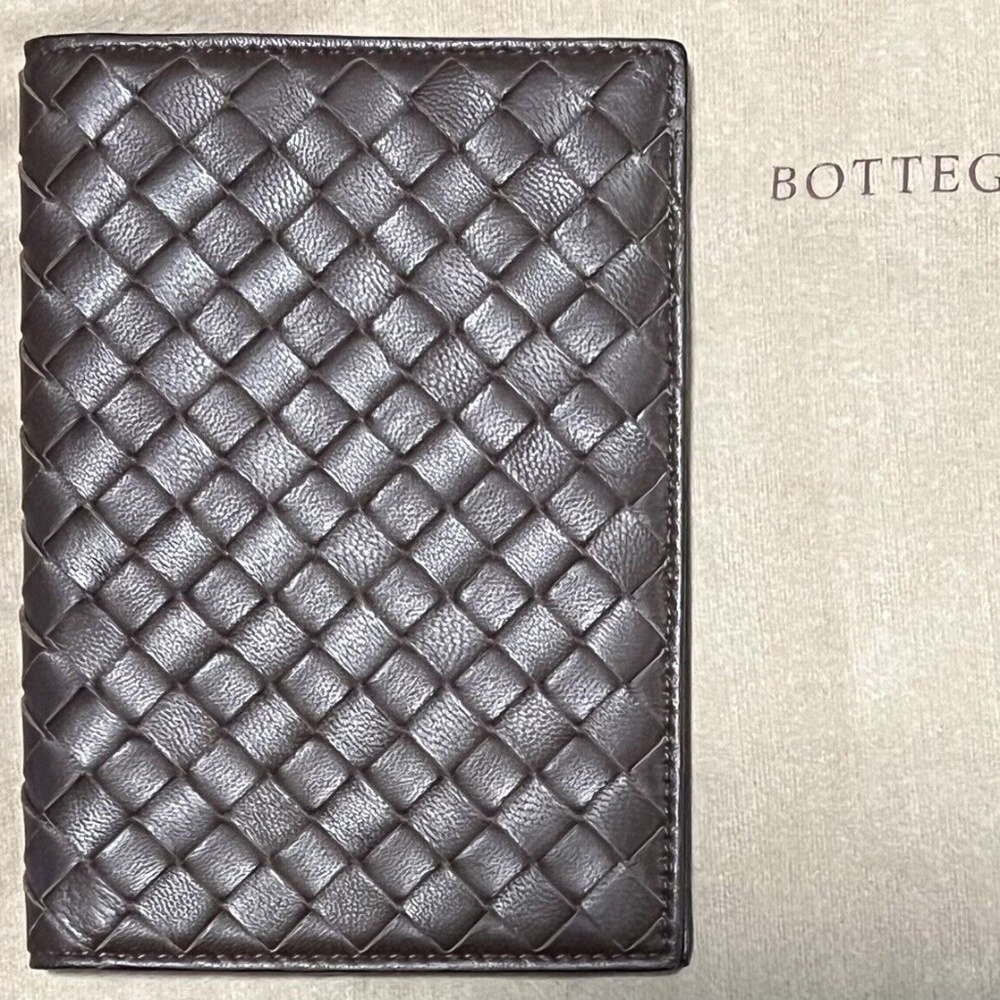 BOTTEGA VENETA PASSPORT CASE BRN USED 1x $450 RETAIL UNISEX MENS WOMENS TRAVEL